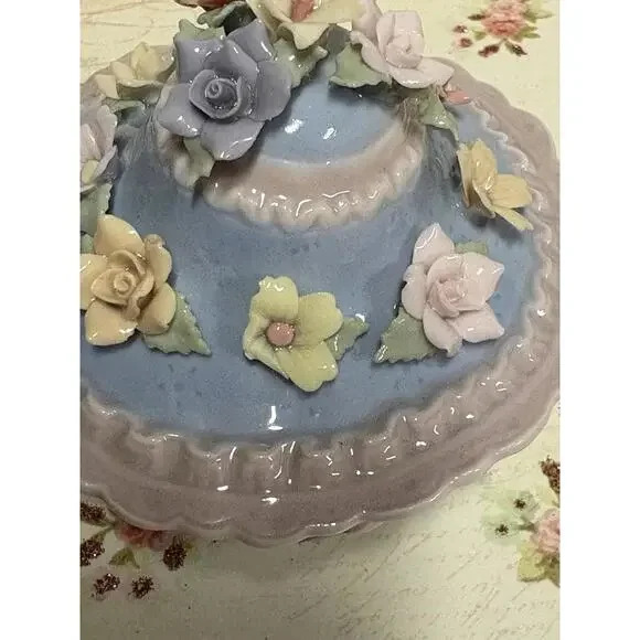 VTG Musical Porcelain Jewelry Trinket Box with Applied Flowers Design - Picture 4 of 7